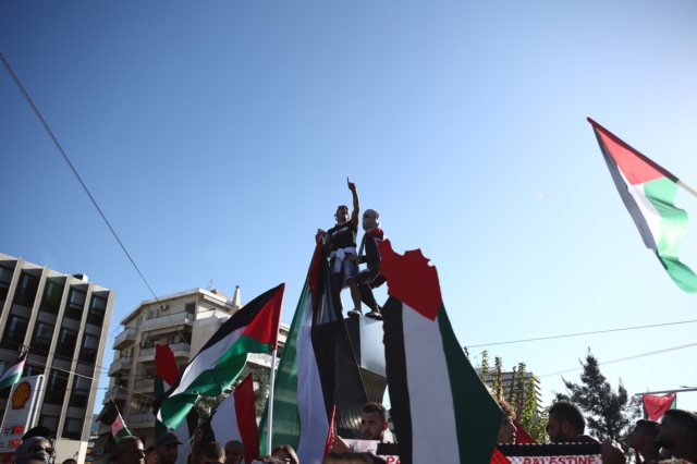 Ελεύθερος ο 22χρονος Παλαιστίνιος που ύψωσε την παλαιστινιακή σημαία στο Σύνταγμα