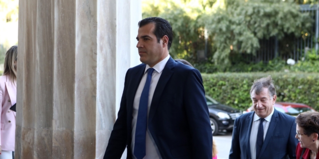 Πλεύρης από… ακροδεξιά για τον Δούκα: “Τις σημαίες άλλων κρατών να τις υψώνει σπίτι του”