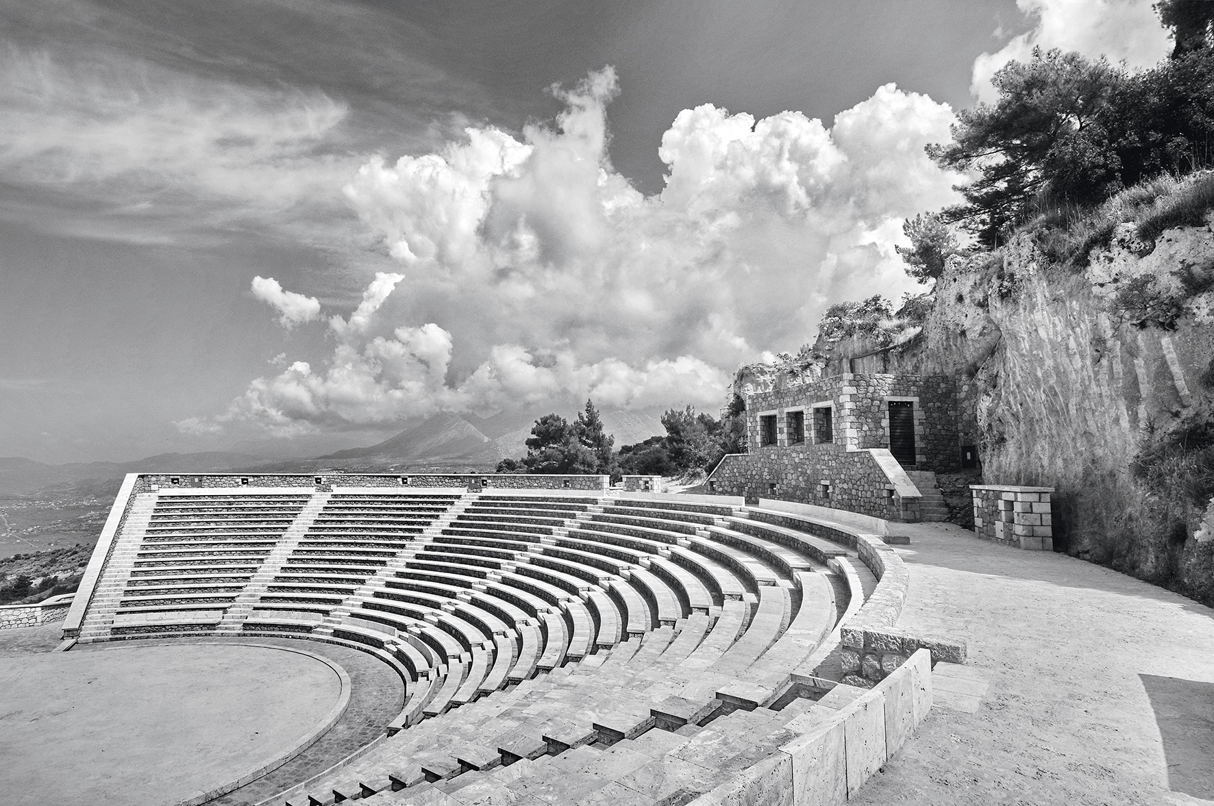 Θέατρο στη Μάνη. Πλάγια Άποψη του κοίλου.