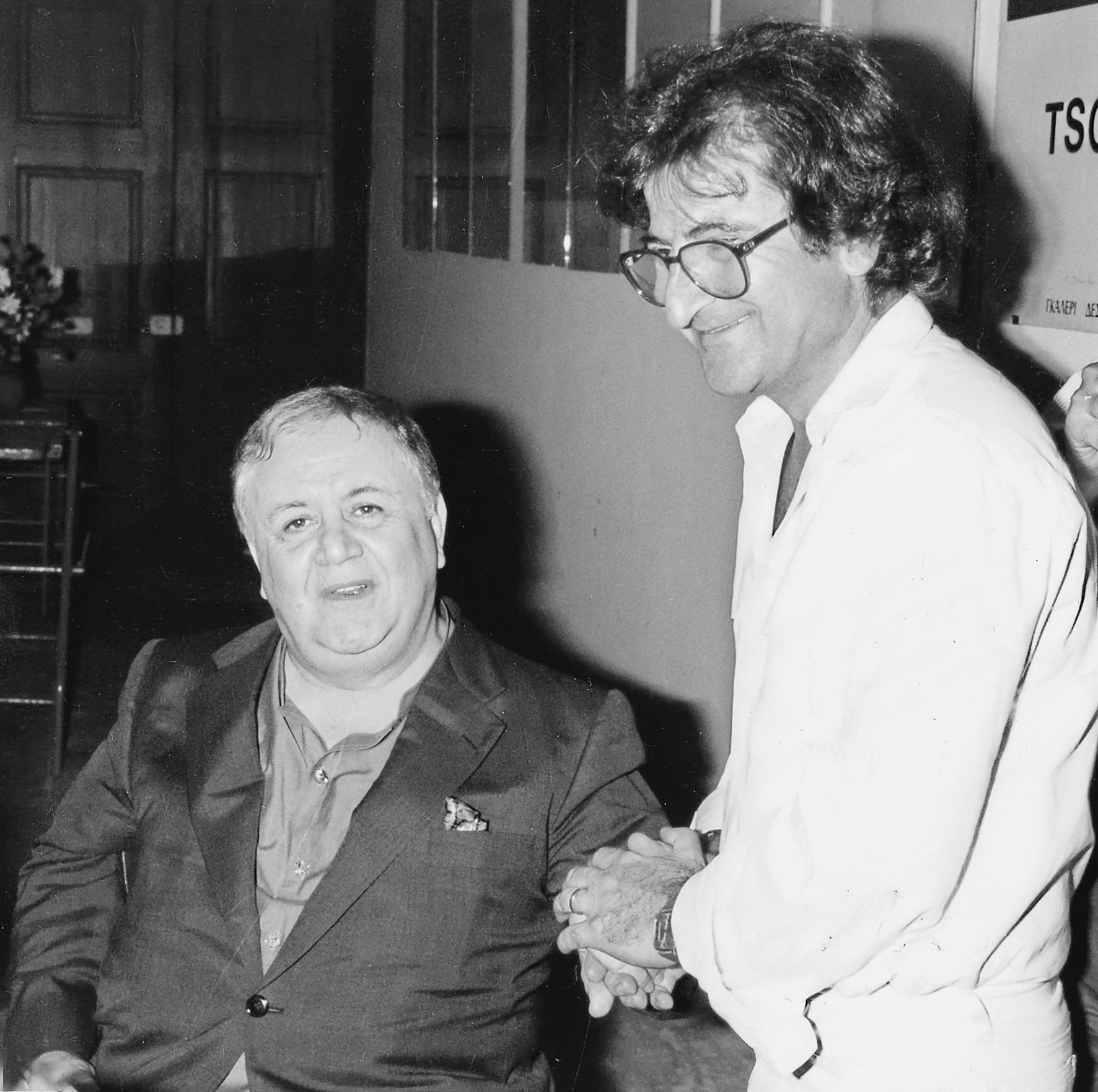 Ο Μάνος Χατζιδάκις με τον Μάνο Περράκη στην Ξάνθη, 1979.
