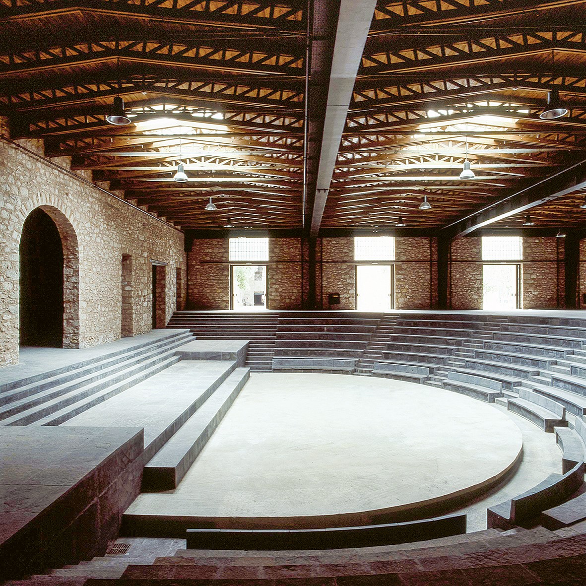 Σχολείον της Αθήνας – Ειρήνης Παπά. Άποψη του θεάτρου όπου διακρίνεται η φέρουσα μεταλλική κατασκευή της οροφής.