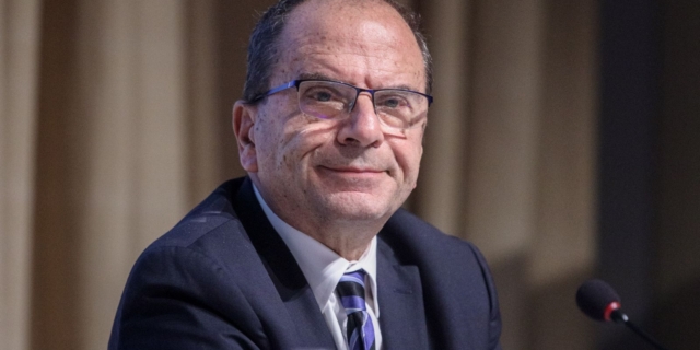 Κρατιόμαστε μόνο από το δάκρυ του Ράμμου… (ή η Δημοκρατία των εκβιαζόμενων)