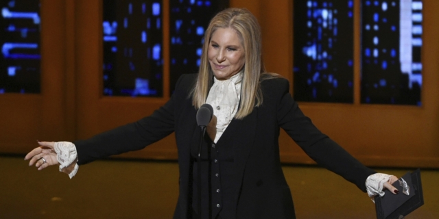 Barbra Streisand: Αν προφέρεις λάθος το όνομά της, κοίτα να το διορθώσεις – Η Apple το έκανε