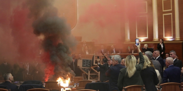Φωτιές και καπνογόνα στο αλβανικό κοινοβούλιο