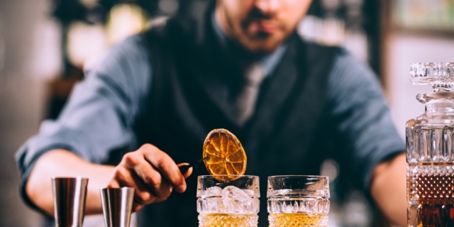 Μπάρμαν ετοιμάζει κοκτέιλ