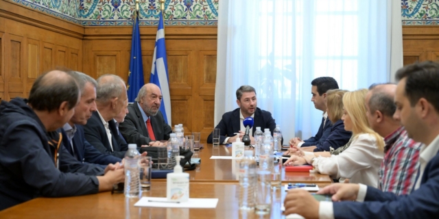 Συνάντηση Ανδρουλάκη με εκπροσώπους καταναλωτικών οργανώσεων – “Θα είμαι στο πλευρό σας”
