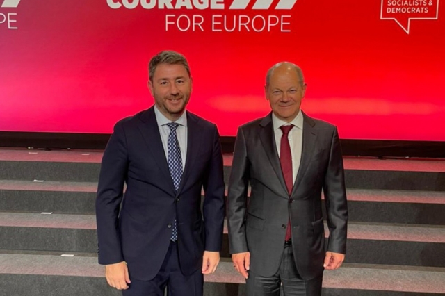 Συνάντηση Ανδρουλάκη – Σόλτς στο συνέδριο των ευρωπαίων σοσιαλιστών