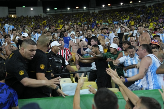 Βραζιλία – Αργεντινή: Σοβαρά επεισόδια στις εξέδρες μεταξύ οπαδών και Αστυνομίας και 28λεπτη καθυστέρηση