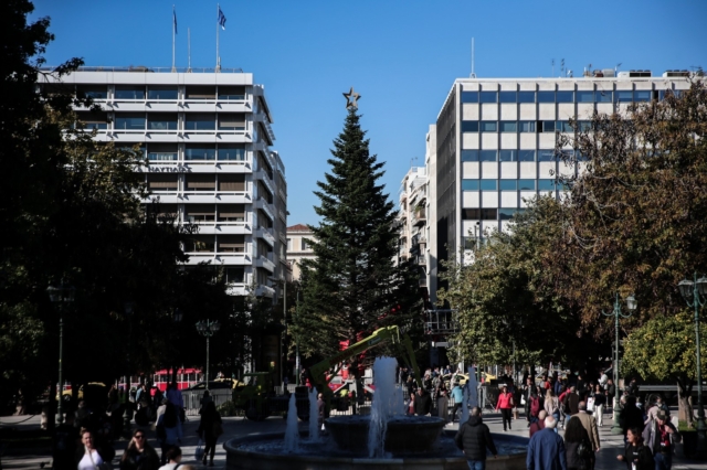 Tο χριστουγεννιάτικο δέντρο στο Σύνταγμα