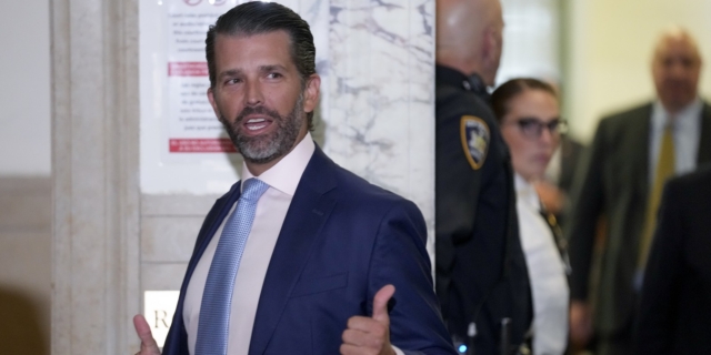 Ντόναλντ Τραμπ Jr: Το αδιανόητο αίτημά του προς τον σκιτσογράφο της δίκης των Τραμπ