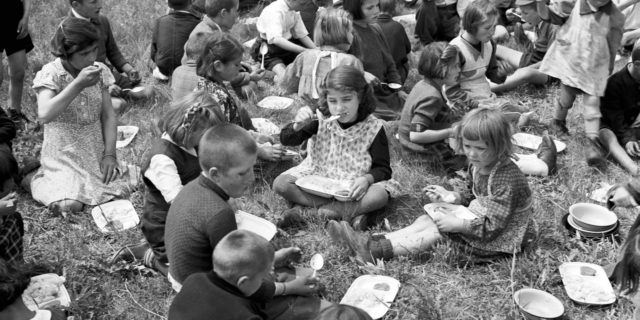 Παιδιά συνοδευόμενα από μερικές νοσοκόμες μεταφέρονται στα σύνορα για να διαφύγουν από τη χώρα στον εμφύλιο