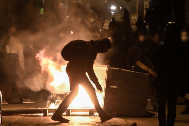 Καισαριανή: Ένταση στην Πανεπιστημιούπολη με μολότοφ και φωτιές σε κάδους
