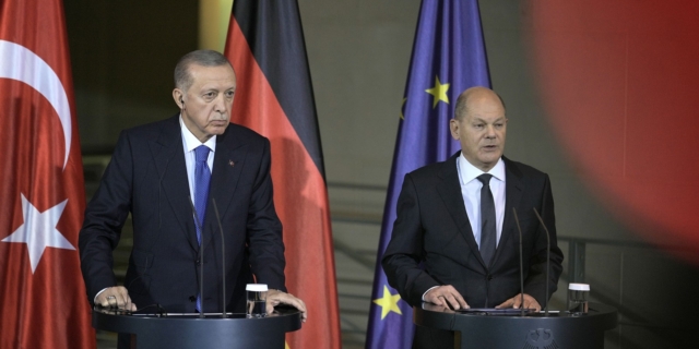 Η “παγωμένη” συνάντηση Ερντογάν με Σολτς στη σκιά του πολέμου στη Γάζα