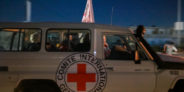 Όχημα του Ερυθρού Σταυρού μεταφέρει ισραηλινούς ομήρους που απελευθερώθηκαν από τη Χαμάς