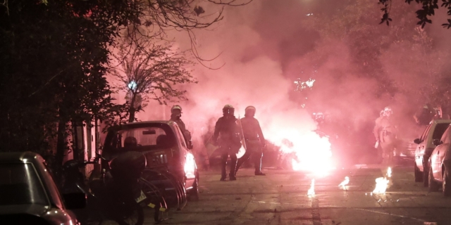 Επεισόδια στα Εξάρχεια: Επίθεση με μολότοφ σε διμοιρία των ΜΑΤ