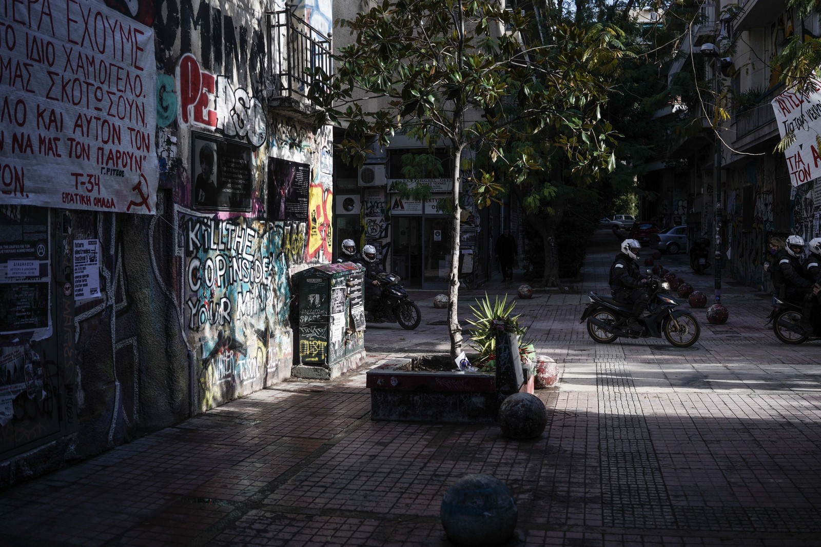 Συγκρούσεις με διμοιρίες των ΜΑΤ στα Εξάρχεια
