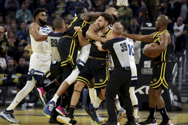 NBA: Χάος και αποβολές στο Γουόριορς – Τίμπεργουλβς, πιάστηκαν στα χέρια Γκριν, Τόμπσον και ΜακΝτάνιελς