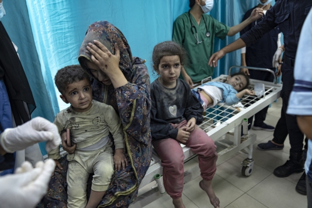 Γάζα: Ανελέητα χτυπήματα σε νοσοκομεία – Ο Nετανιάχου “συζητά” για συμφωνία με τη Χαμάς για τους ομήρους