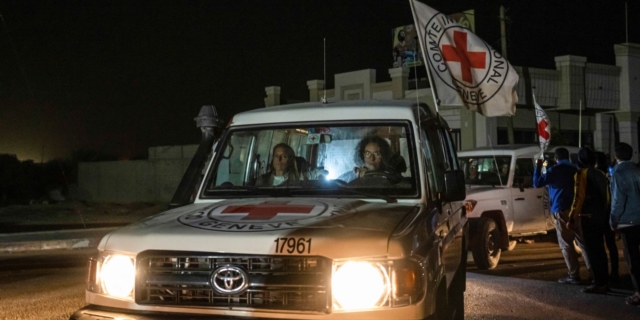 Μεταφορά ομήρων από τη Λωρίδα της Γάζας