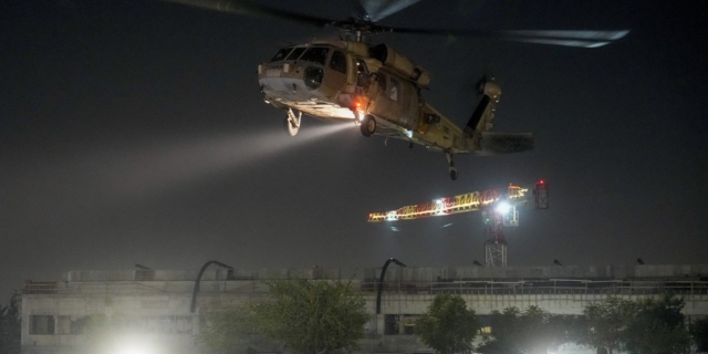 Ισραηλινό ελικόπτερο μεταφέρει ομήρους που απελευθέρωσε η Χαμάς