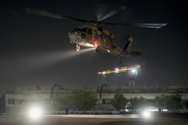 Ισραηλινό ελικόπτερο μεταφέρει ομήρους που απελευθέρωσε η Χαμάς