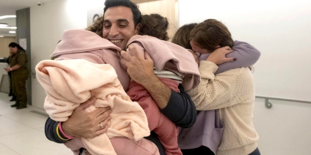 Ισραήλ – Χαμάς: Συνεχίζονται σήμερα οι απελευθερώσεις – Οι κατάλογοι με τα ονόματα ομήρων και κρατουμένων