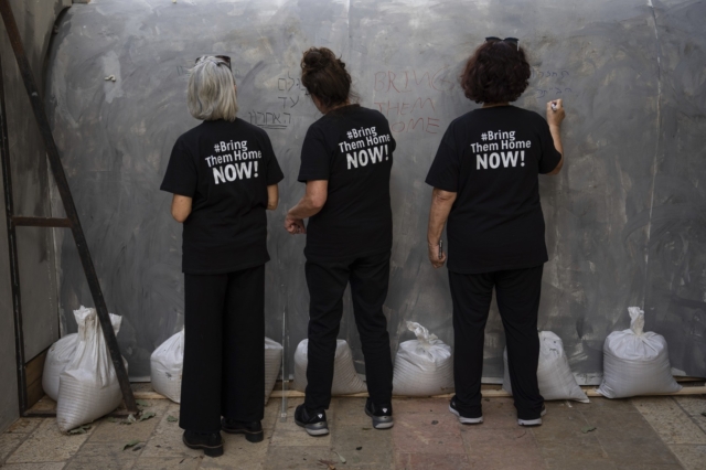 Εκκλήσεις για συμφωνία επιστροφής των ομήρων