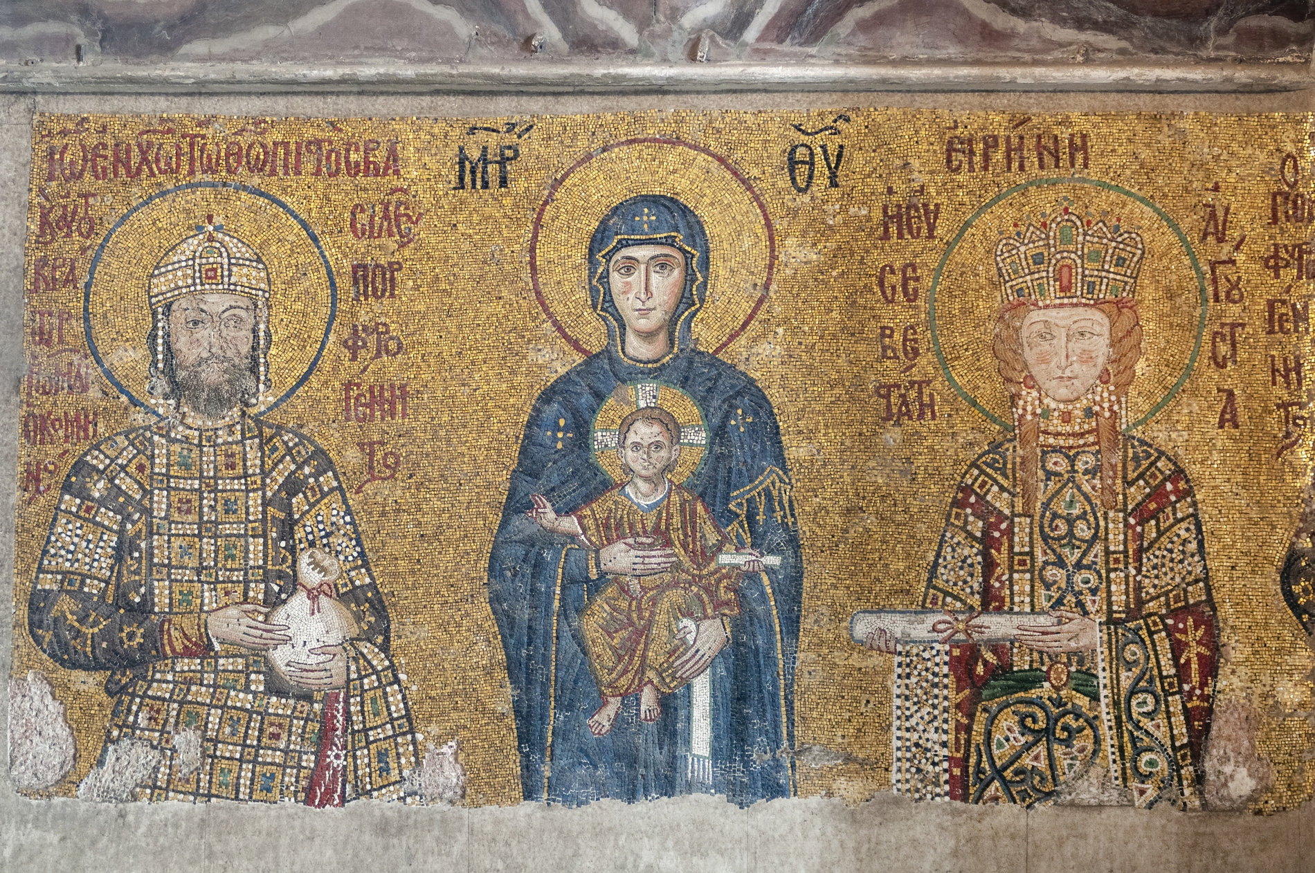 Ψηφιωτό που φιλοτεχνήθηκε το 1118. Η Θεοτόκος Βρεφοκρατούσα με τον Αυτοκράτορα Ιωάννη Β’ Κομνηνό και την αυτοκράτειρα Ειρήνη της Ουγγαρίας (Αγιά Σοφιά)