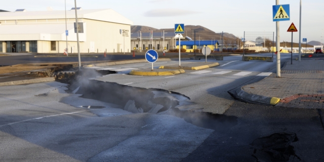 Ισλανδία: Κατά χιλιάδες εγκαταλείπουν τη χώρα υπό το φόβο ηφαιστειακής έκρηξης