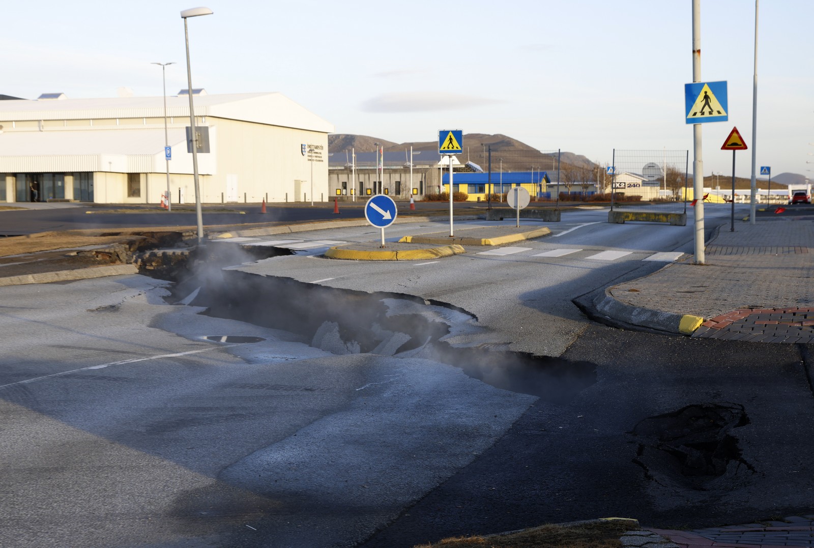 Ισλανδία: Κατά χιλιάδες εγκαταλείπουν τη χώρα υπό το φόβο ηφαιστειακής έκρηξης