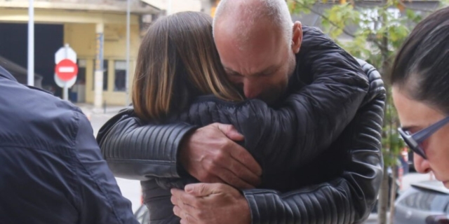 Ο πατέρας της 21χρονης Έμμας αγκαλιά με τη γυναίκα που πήρε τον νεφρό της