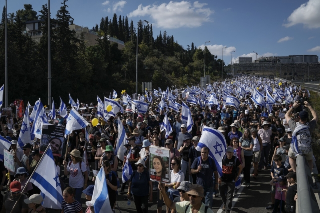 Μέλη των οικογενειών των ομήρων και χιλιάδες από τους υποστηρικτές τους έφτασαν στην Ιερουσαλήμ