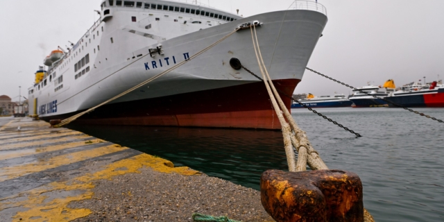 Πλοίο στο λιμάνι του Πειραιά (φωτογραφία αρχείου)