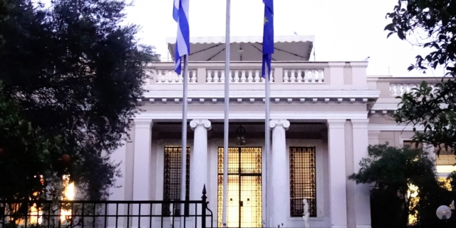 Μαξίμου προς Στουρνάρα: Δεν θα καταργήσουμε φοροαπαλλαγές