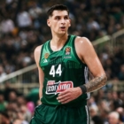 Παναθηναϊκός AKTOR: Επική αντίδραση σπίκερ στην τάπα του Μήτογλου – “Λέει ΟΧΙ στην ελληνική μέρα του ΟΧΙ”