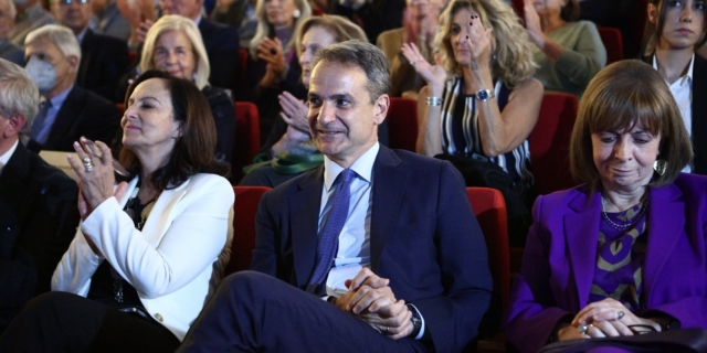 Ο Μητσοτάκης μεταξύ Καραμανλή και Σημίτη