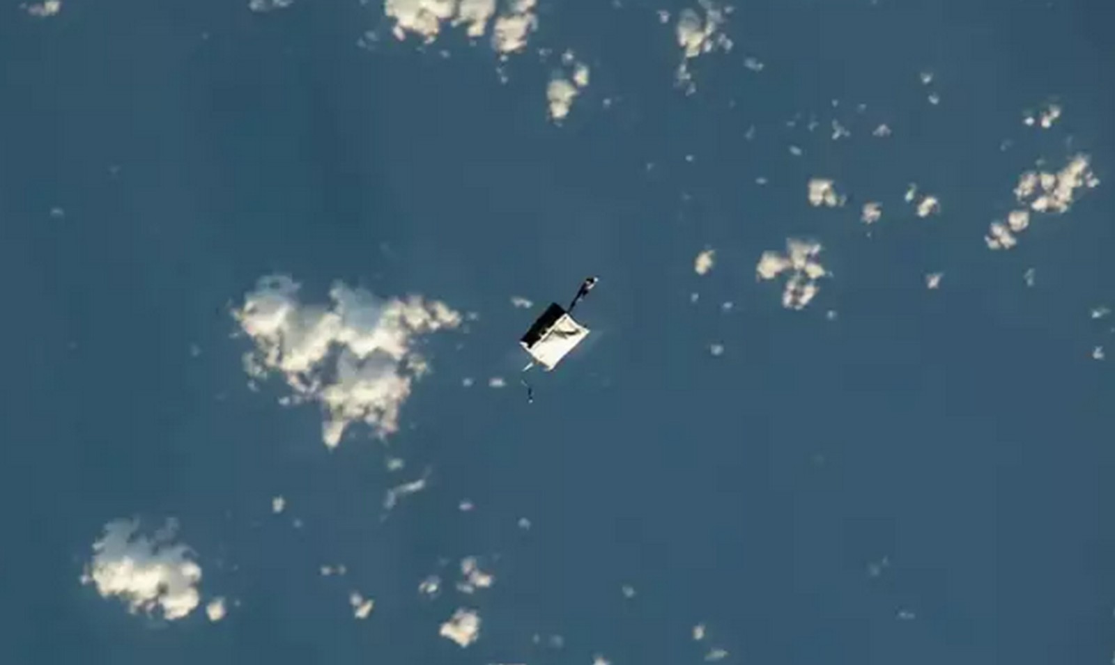 Τσάντα με εργαλεία έπεσε από το Διεθνή Διαστημικό Σταθμό – Την Τρίτη θα είναι στη Βρετανία