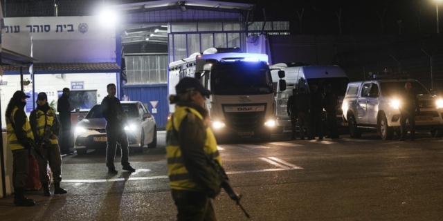 Μεταφορά Παλαιστίνιων κρατούμενων από τη φυλακή Ofer στο πλαίσιο της συμφωνίας Χαμάς-Ισραήλ