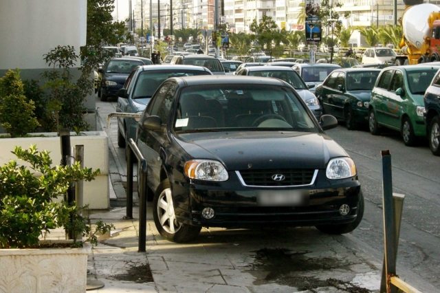 Πώς θα γλιτώσουμε από τα παρκαρισμένα αμάξια πάνω στα πεζοδρόμια