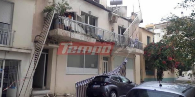 Πάτρα: Ξηλώθηκε μπαλκόνι και “προσγειώθηκε” πάνω σε αυτοκίνητο
