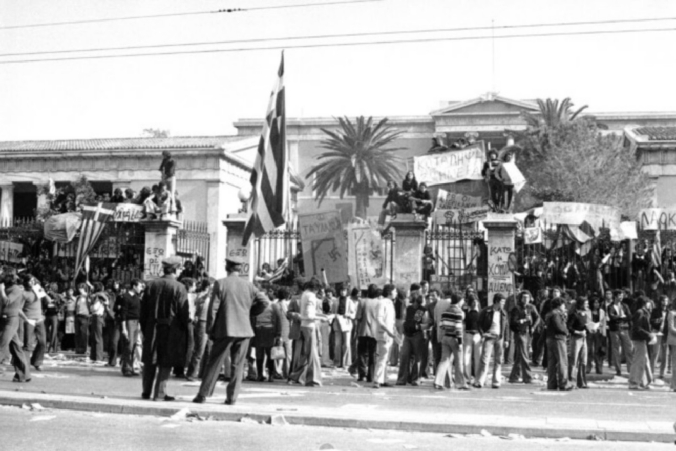 Στους αιματοβαμμένους τοίχους του Πολυτεχνείου, χαράχτηκε η νεώτερη ιστορία