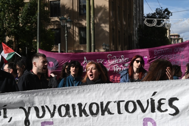 Μεγάλη πορεία στο κέντρο της Αθήνας κατά της έμφυλης βίας