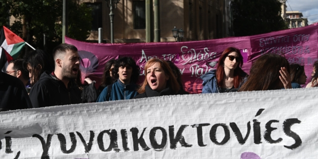 Μεγάλη πορεία στο κέντρο της Αθήνας κατά της έμφυλης βίας