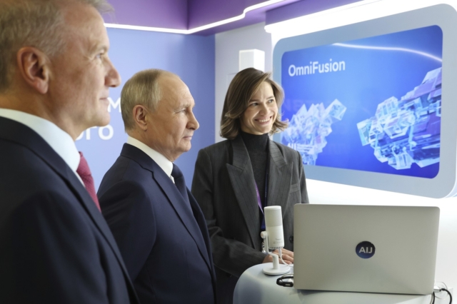Ο Πούτιν σε έκθεση για την τεχνητή νοημοσύνη στη Μόσχα