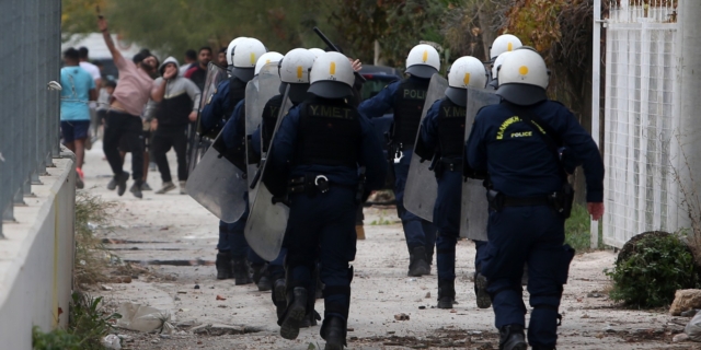 Θάνατος 17χρονου: Ένταση στο Νομισματοκοπείο - Φωτιά σε αύλειο χώρο επιχείρησης