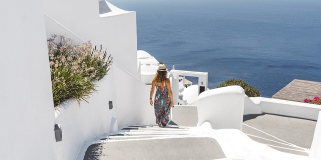 Πόσα δισ. ξόδεψαν για διακοπές κάτω από τον ελληνικό ήλιο Γερμανοί και Βρετανοί
