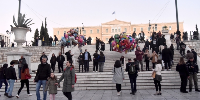 Με το “κιάλι” βλέπουν οι Έλληνες τους μισθούς στον “σκληρό πυρήνα” της ΕΕ – O ρόλος της “μαύρης οικονομίας”