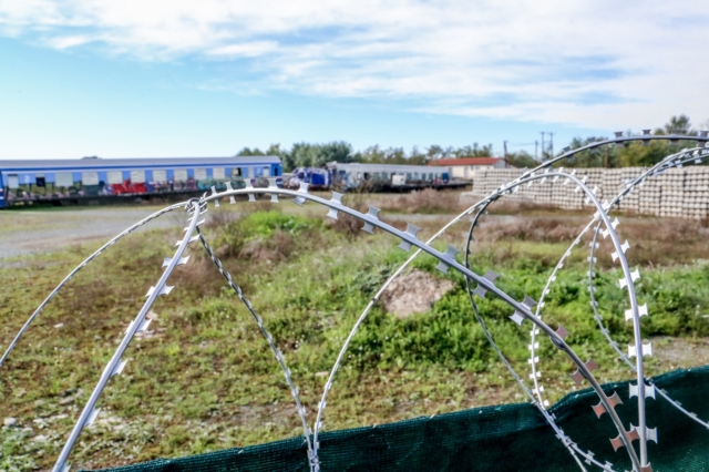 Ο χώρος όπου φυλάσσονται τα βαγόνια από την σύγκρουση των τρένων στα Τέμπη