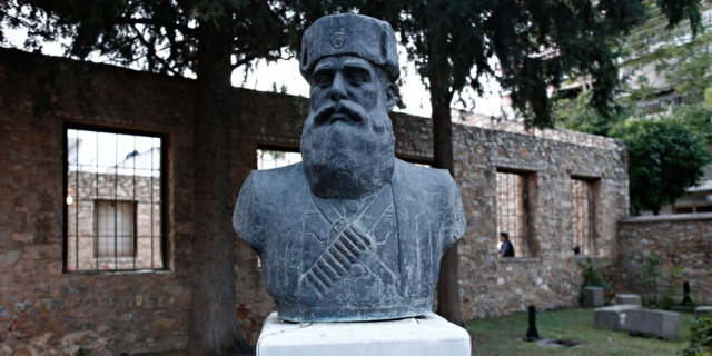 Άγαλμα του Άρη Βελουχιώτη