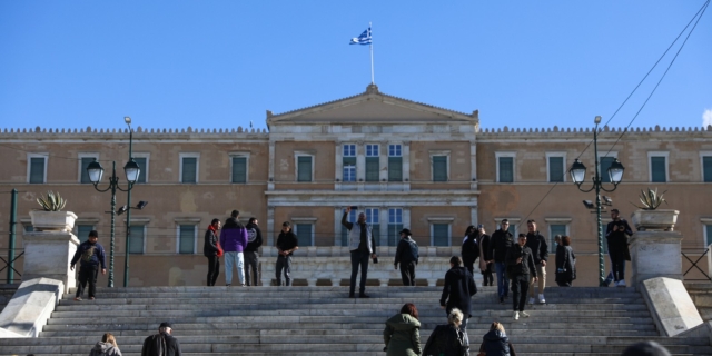 Κόσμος περπατά στο Σύνταγμα